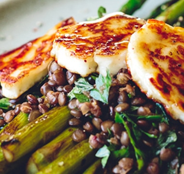 Asparagus with Tangy Lentils & Halloumi